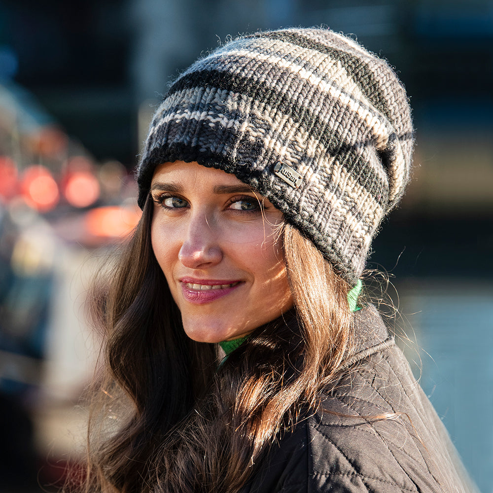 Gorro Beanie con botón y rayas de Kusan - Negro-Gris