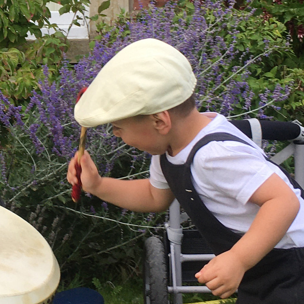 Gorra plana niño de algodón de Jaxon & James Beige al por mayor