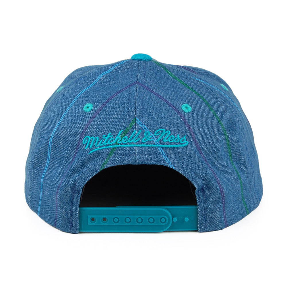 Gorra Snapback Denim Pinstripe Charlotte Hornets de Mitchell & Ness - Verde Azulado