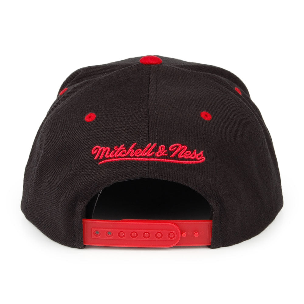 Gorra Snapback NBA Arch 2 Tone Atlanta Hawks de Mitchell & Ness - Negro-Rojo