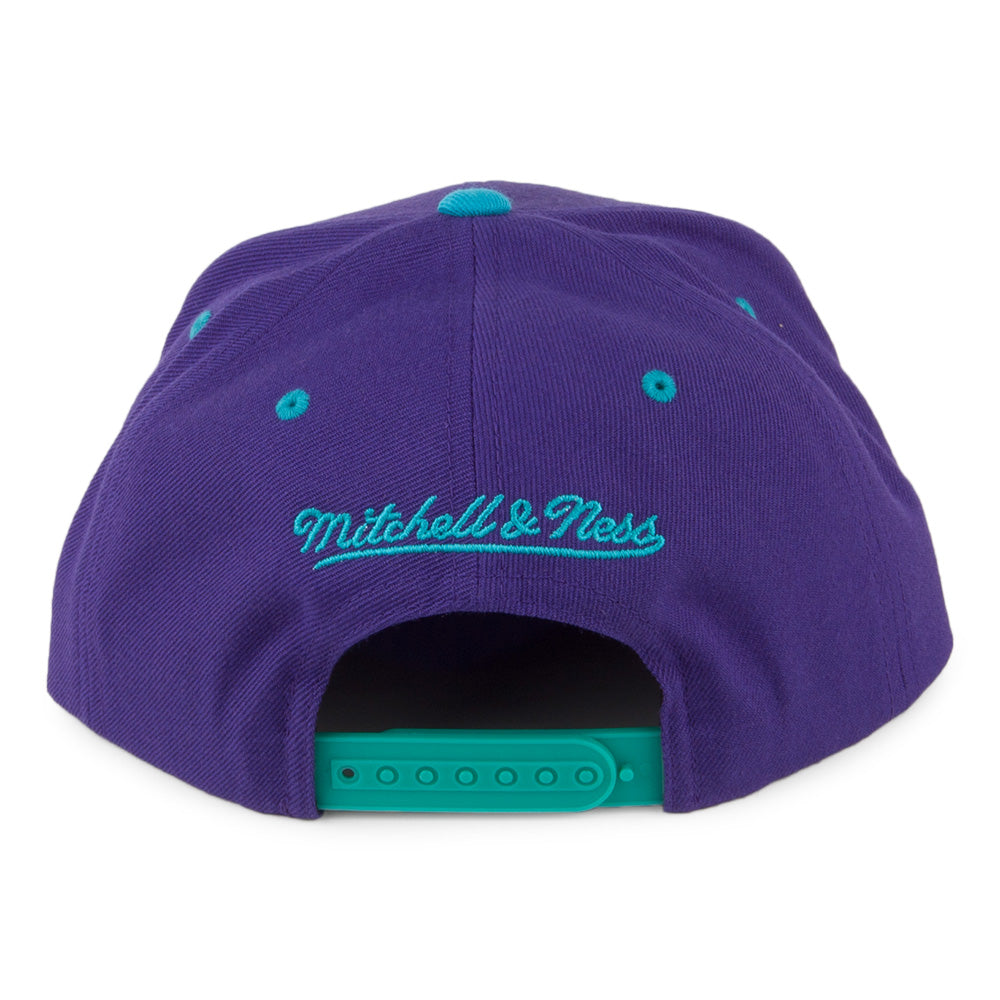 Gorra Snapback NBA Arch 2 Tone Charlotte Hornets de Mitchell & Ness - Morado-Verde Azulado