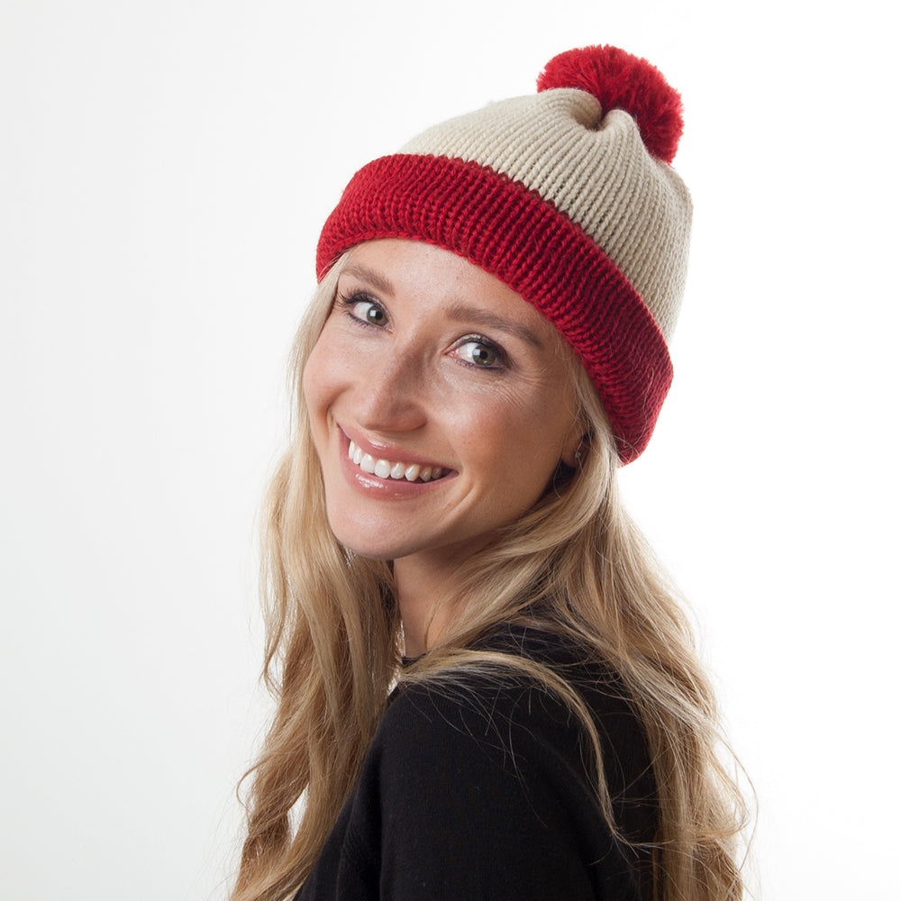 Gorro con pompón Traveller de corte bajo de lana inglesa de Highland 2000 - Rojo-Blanco