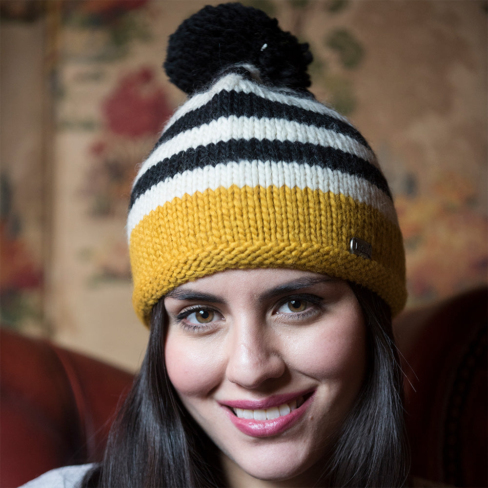 Gorro con pompón punto musgo de Kusan - Amarillo