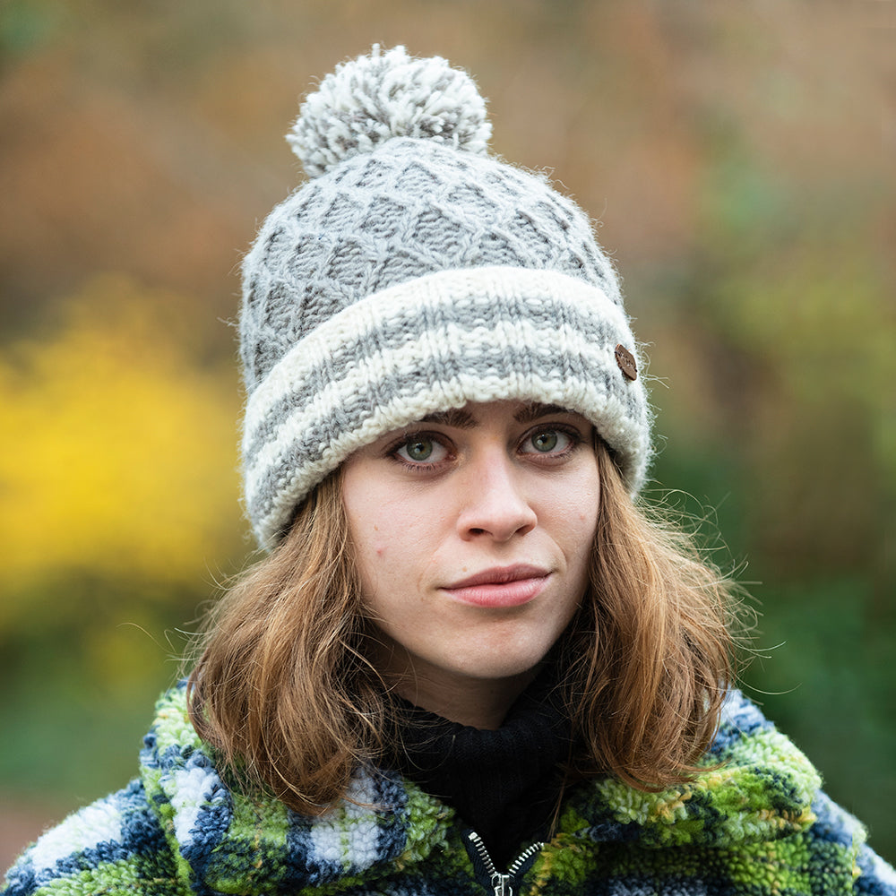 Gorro con pompón vuelta a rayas punto de diamante de Kusan - Gris Multi