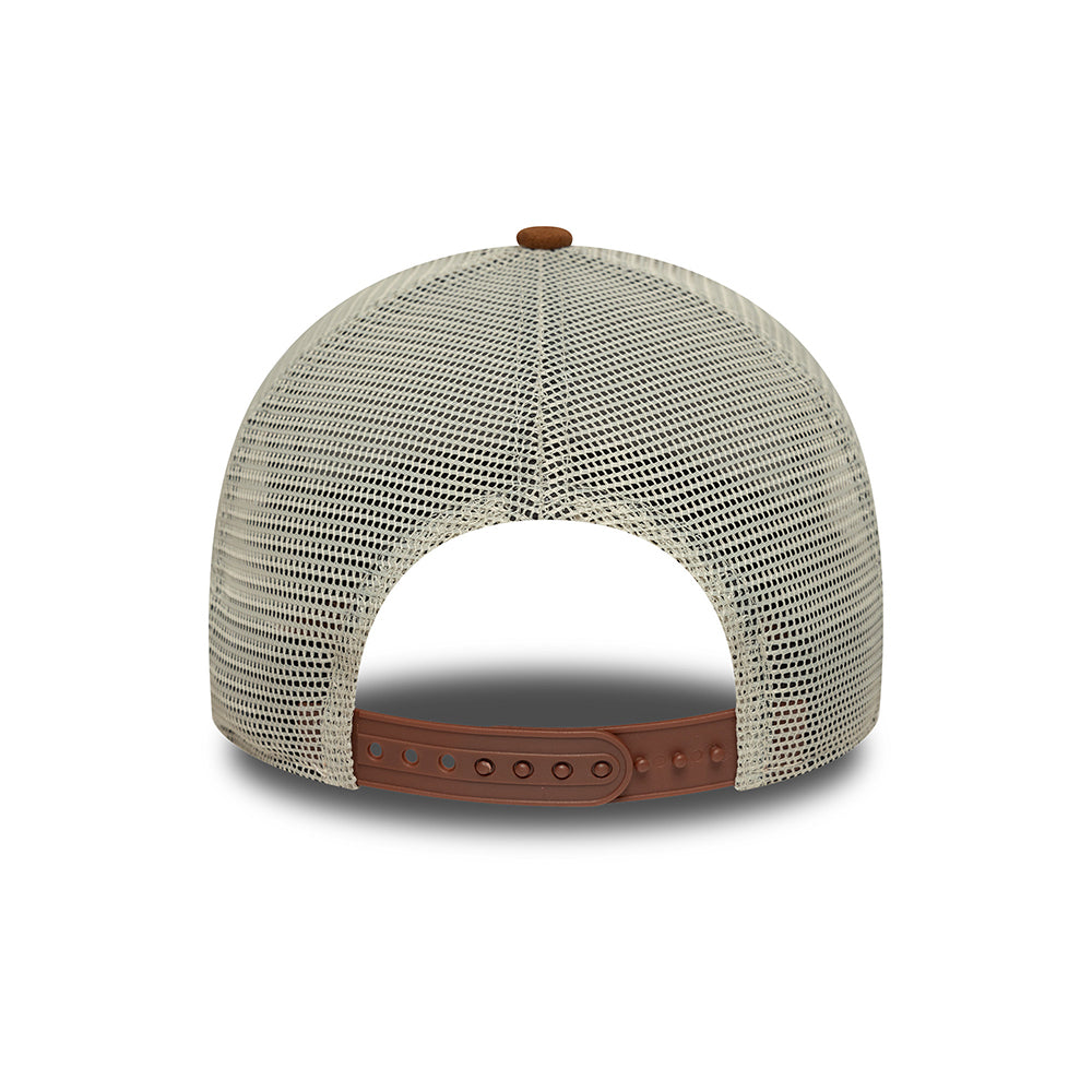 Gorra de camionero A-Frame con parche ovalado de gamuza de New Era - Piedra-Beige Arena