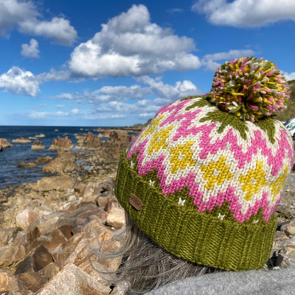 Gorro con pompón con vuelta y diamantes de Kusan - Verde Oliva-Rosa-Amarillo
