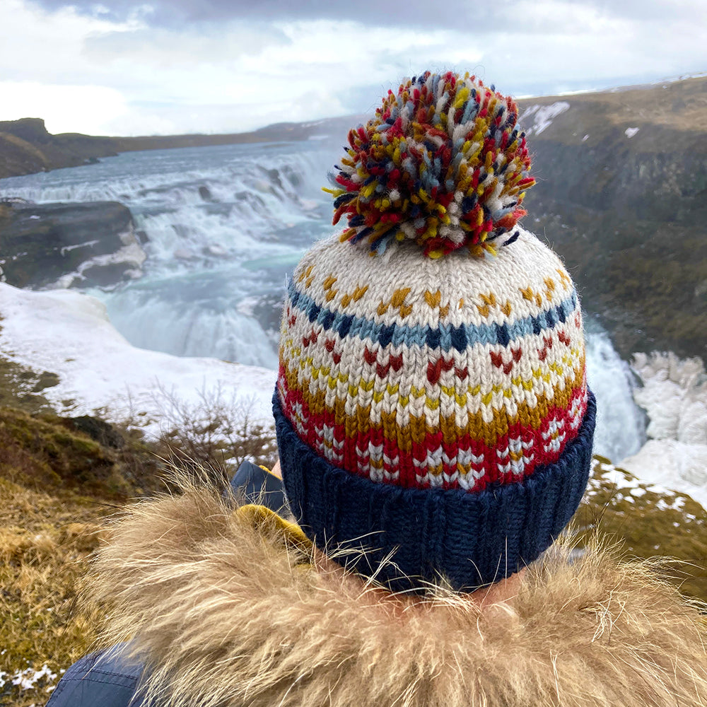 Gorro con pompón Mosaic Patrón temático de Kusan - Azul Marino-Rojo-Crema