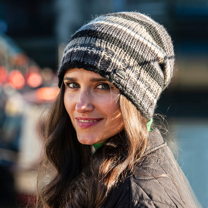 Gorro Beanie con botón y rayas de Kusan - Negro-Gris