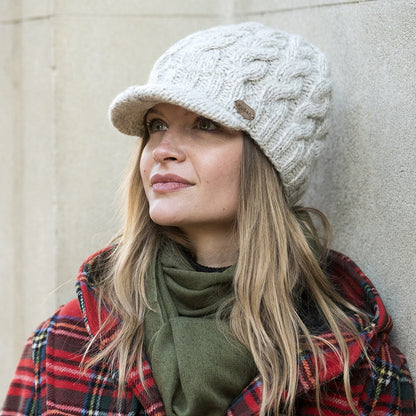 Gorro Beanie con visera de punto trenzado de Kusan - Avena