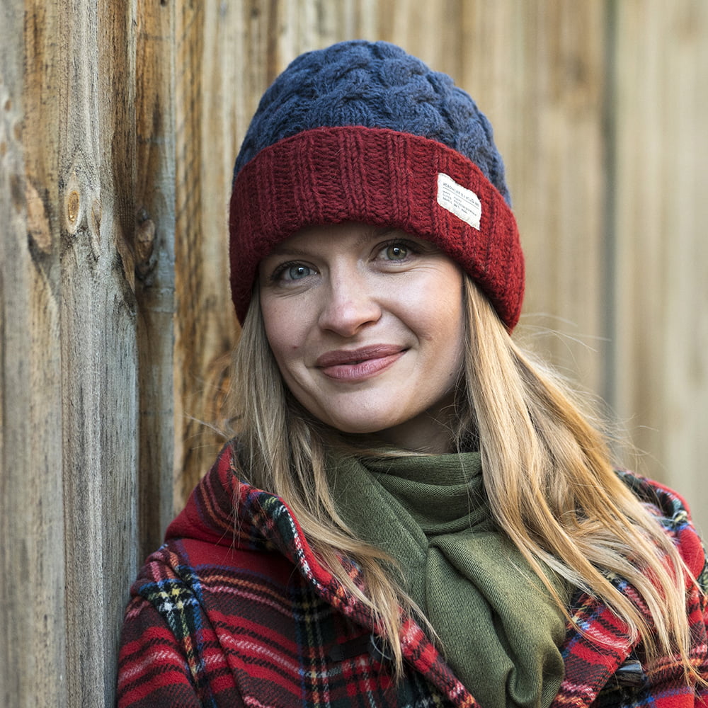 Gorro Beanie 2-Tone con vuelta de punto trenzado de Kusan - Azul Marino-Rojo