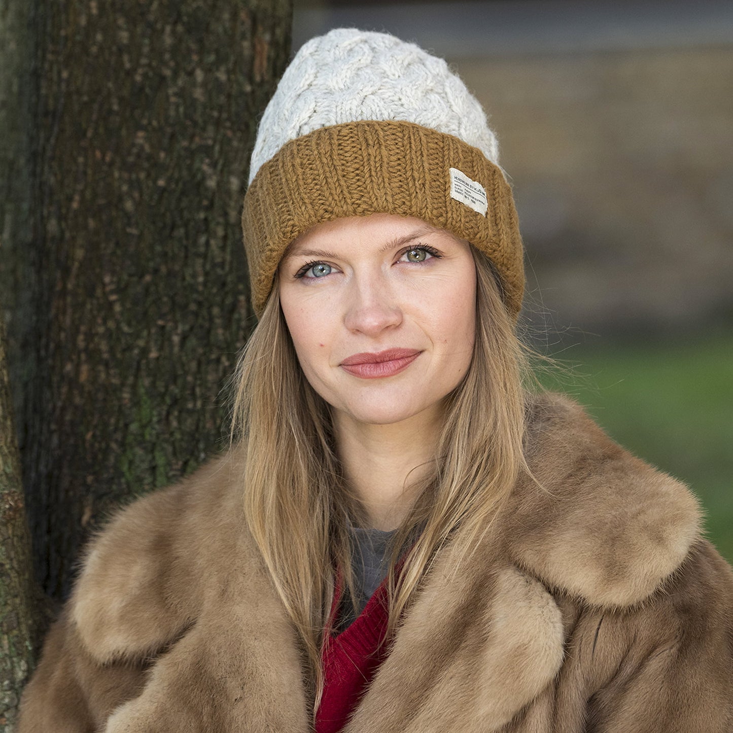 Gorro Beanie 2-Tone con vuelta de punto trenzado de Kusan - Crema-Tofe