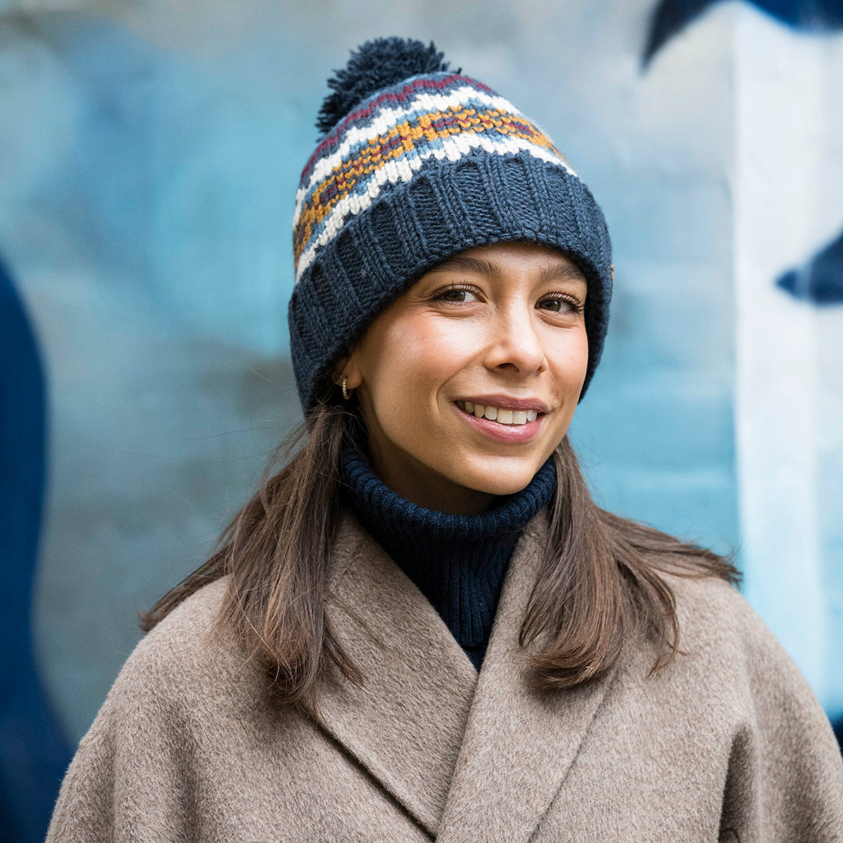 Gorro con pompón con vuelta Fair Isle de Kusan - Azul Marino-Multi