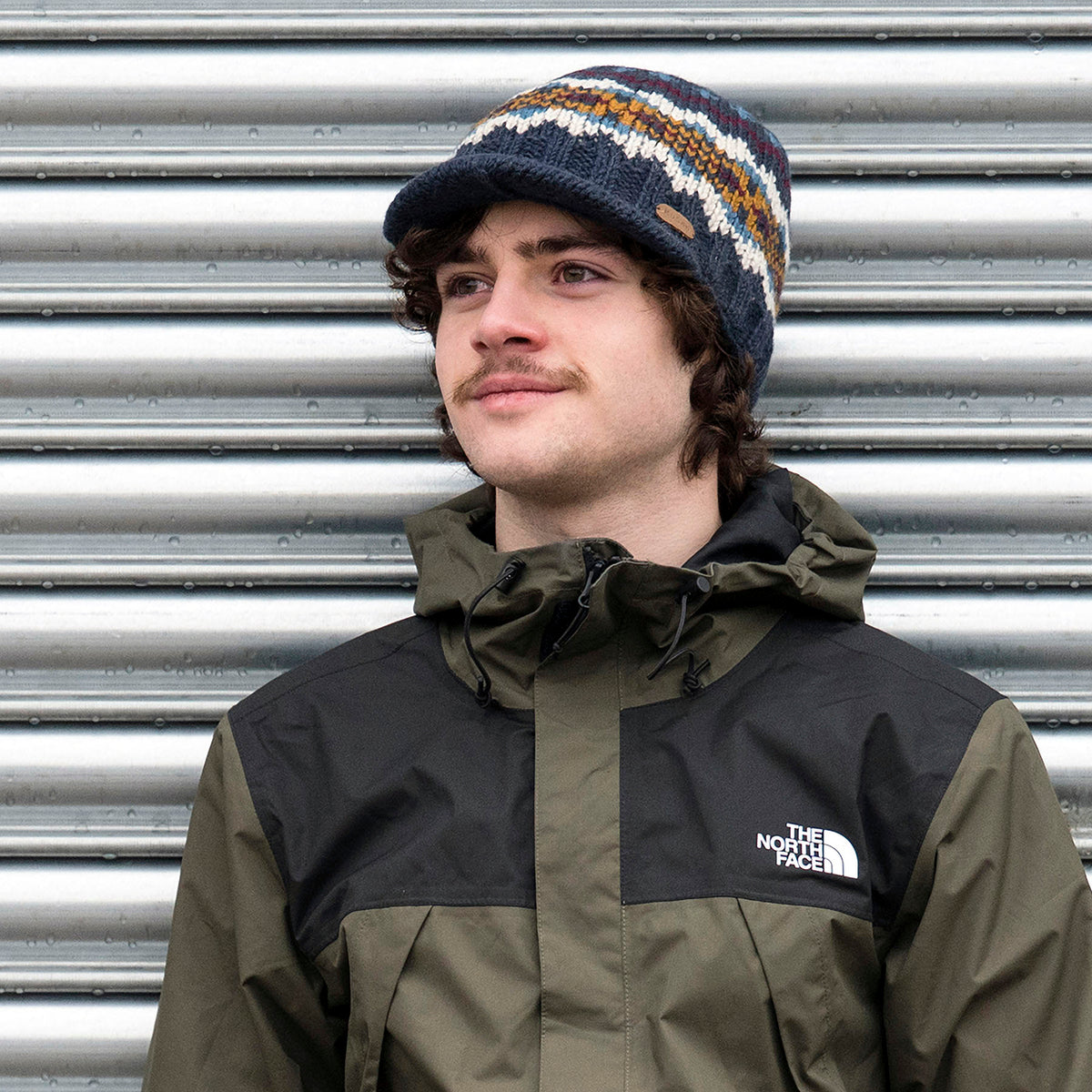Gorro Beanie con visera Brooklyn Fair Isle de Kusan - Azul Marino-Multi