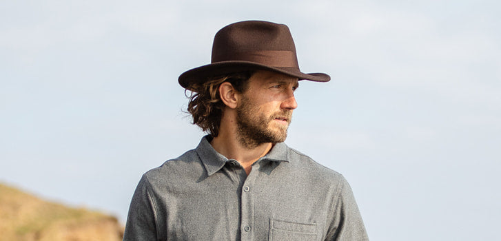 hombre con sombrero fedora