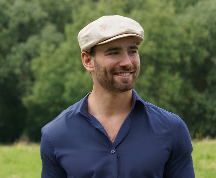 hombre con gorra newsboy