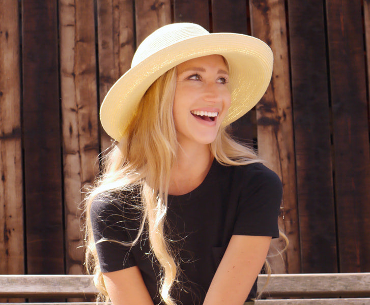 mujer con sombrero de sol
