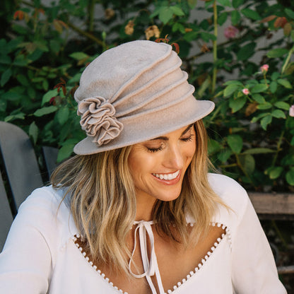 Sombrero Cloche mujeres Grace de lana con flor decorativa de Scala - Gris Topo