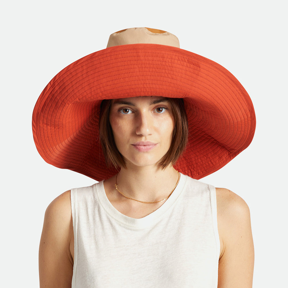 Sombrero de pescador Maddie de ala ancha plegable de Brixton - Arena-Marrón-Blanco