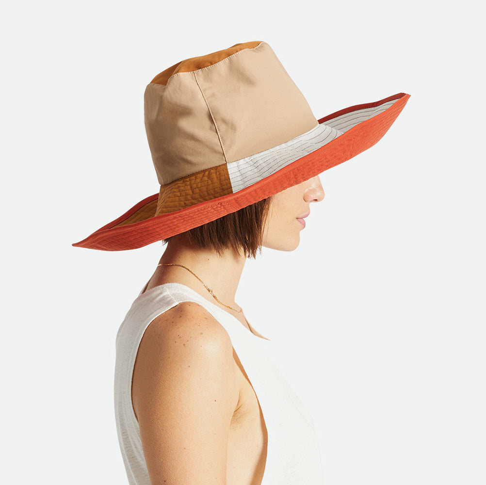 Sombrero de pescador Maddie de ala ancha plegable de Brixton - Arena-Marrón-Blanco