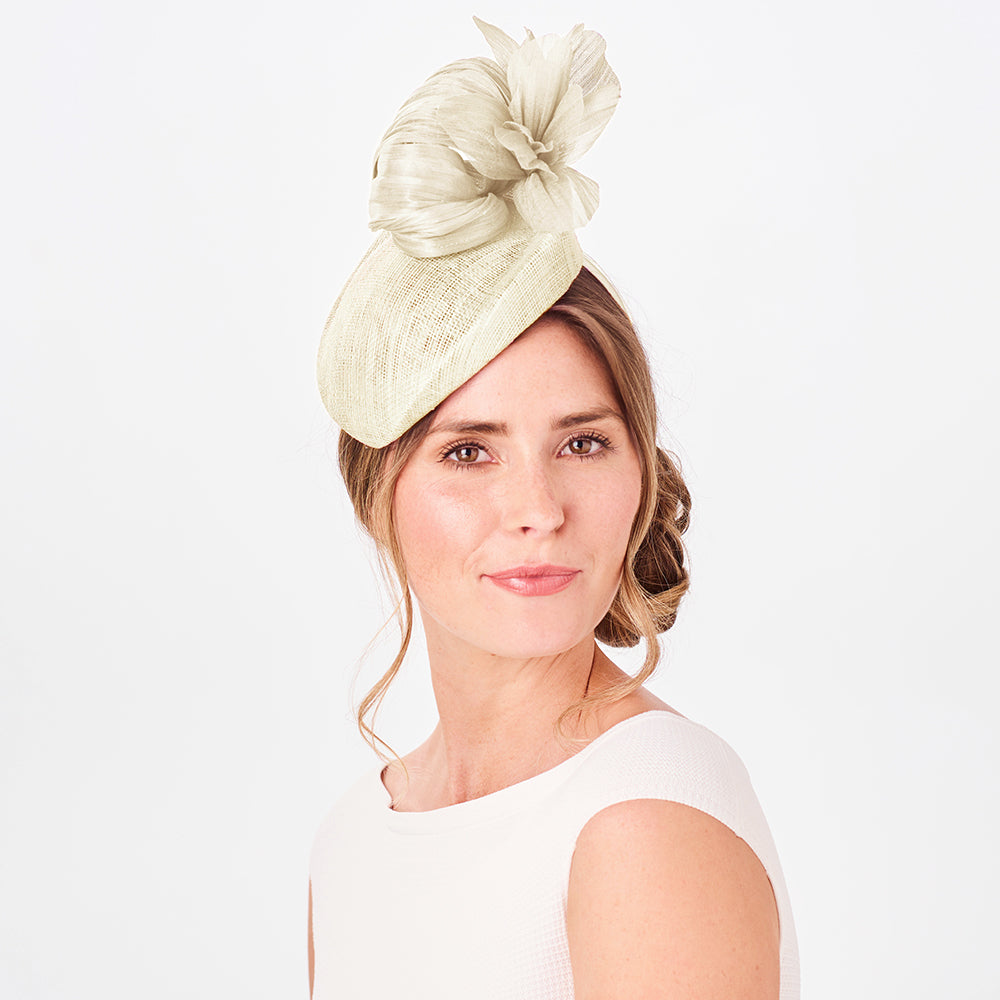 Sombrero Pillbox Eleanor Flor de Failsworth - Blanco Marfil