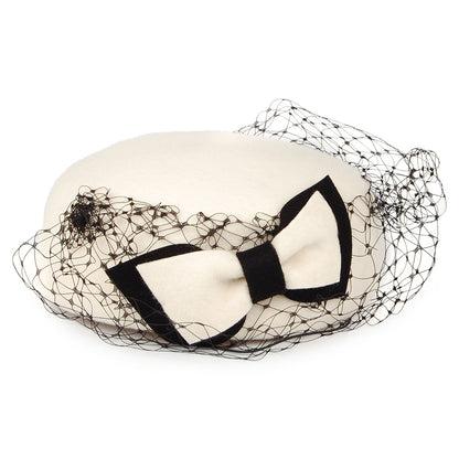 Sombrero Pillbox Veda Bow con velo de Whiteley - Blanco invernal