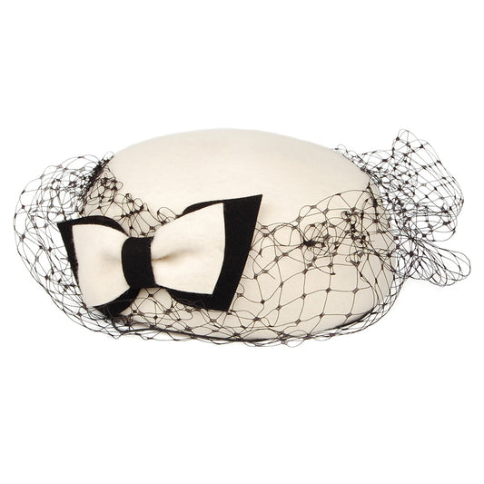 Sombrero Pillbox Veda Bow con velo de Whiteley - Blanco invernal