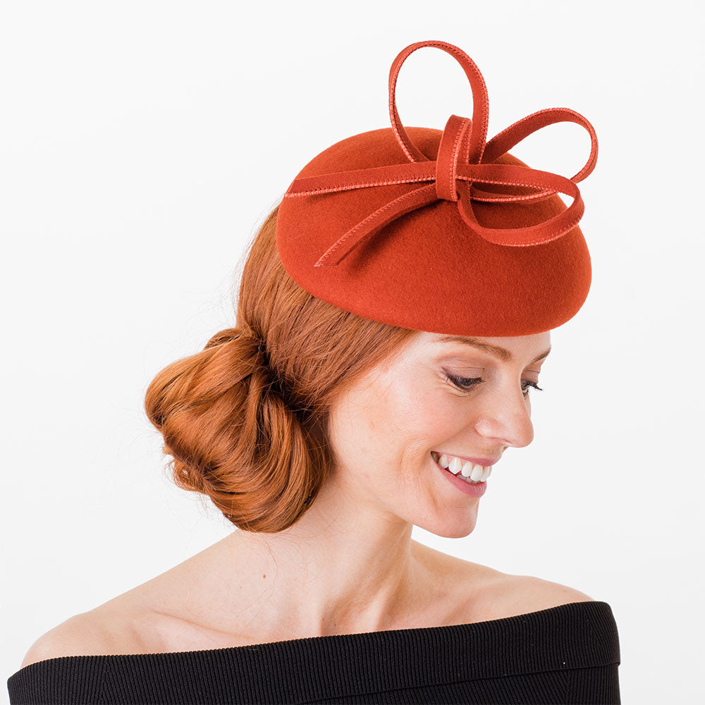 Tocado Pillbox mujeres Alice con lazos de Failsworth - Rojizo