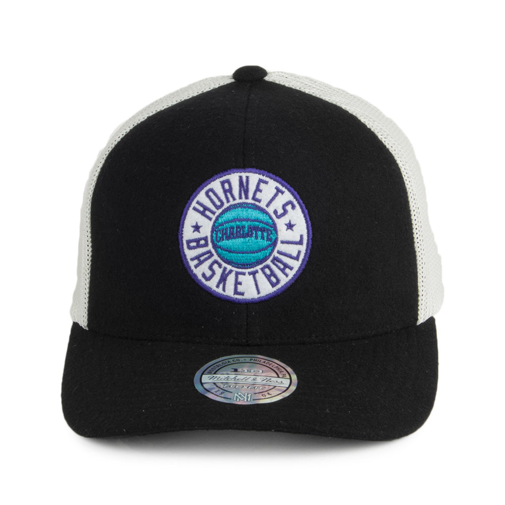 Gorra Trucker HWC Patch 110 Charlotte Hornets de Mitchell & Ness-Negro