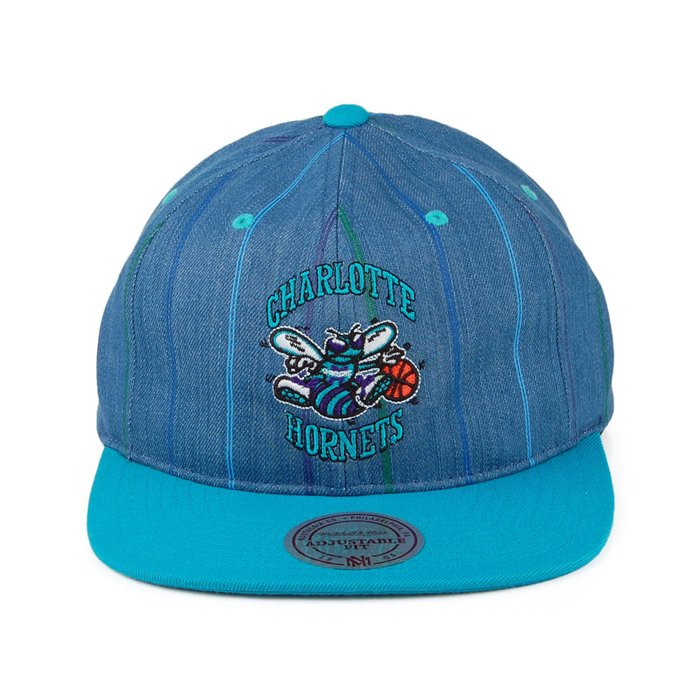 Gorra Snapback Denim Pinstripe Charlotte Hornets de Mitchell & Ness - Verde Azulado