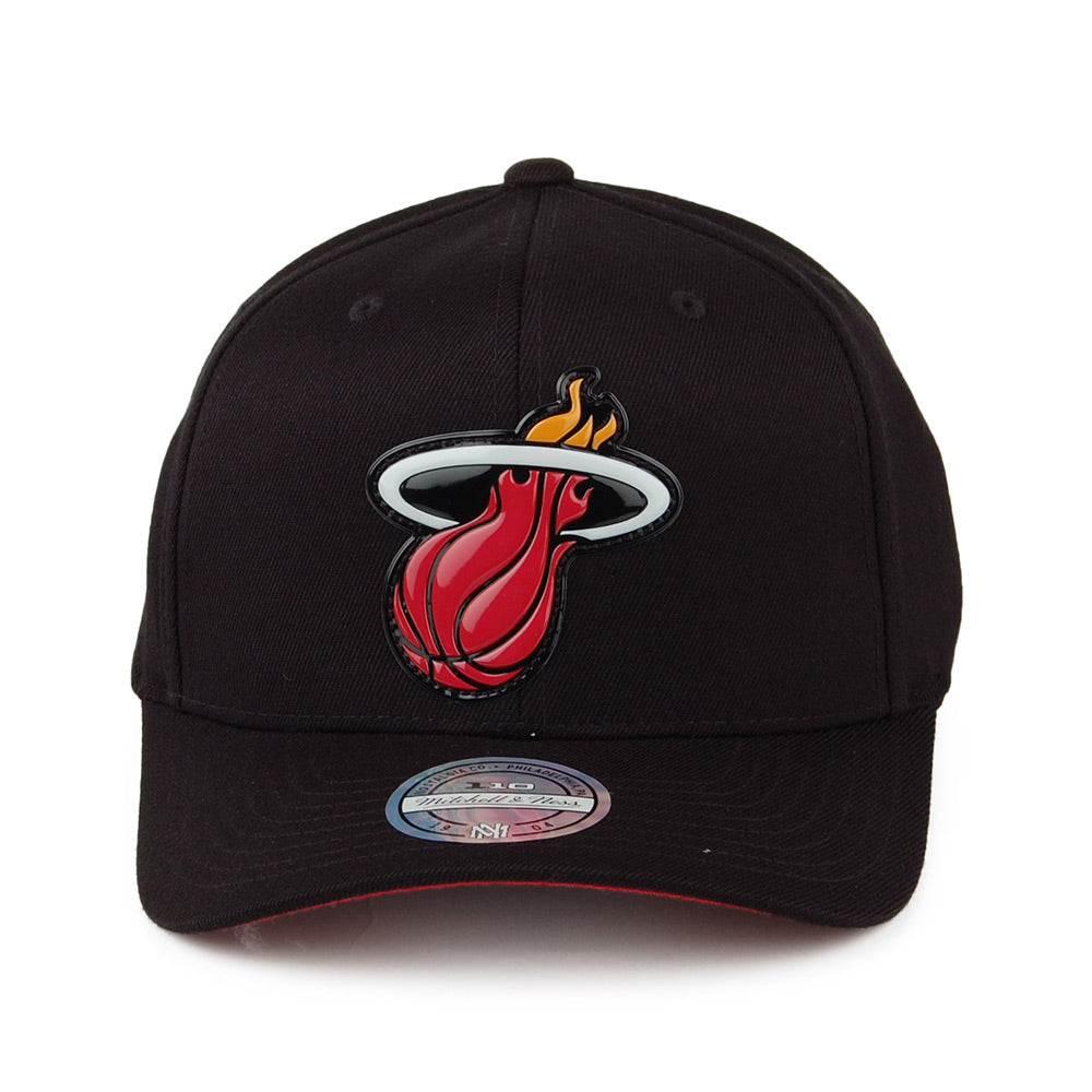 Gorra Snapback Chrome Logo Miami Heat de Mitchell & Ness - Negro