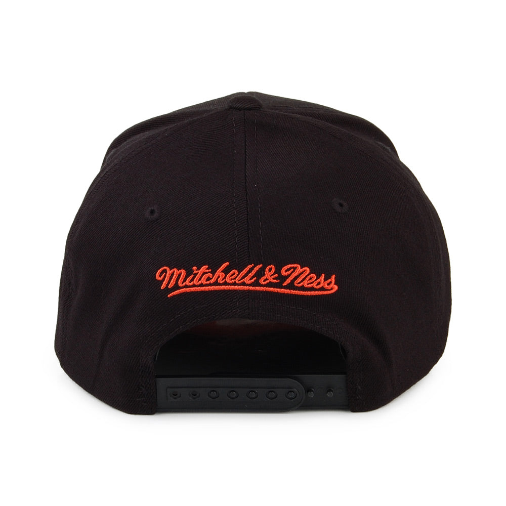 Gorra Snapback Chrome Logo New York Knicks de Mitchell & Ness - Negro