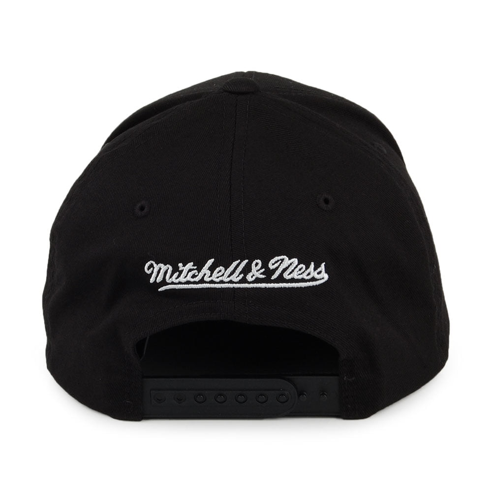 Gorra Snapback B&W Logo 110 Milwaukee Bucks de Mitchell & Ness - Negro-Blanco