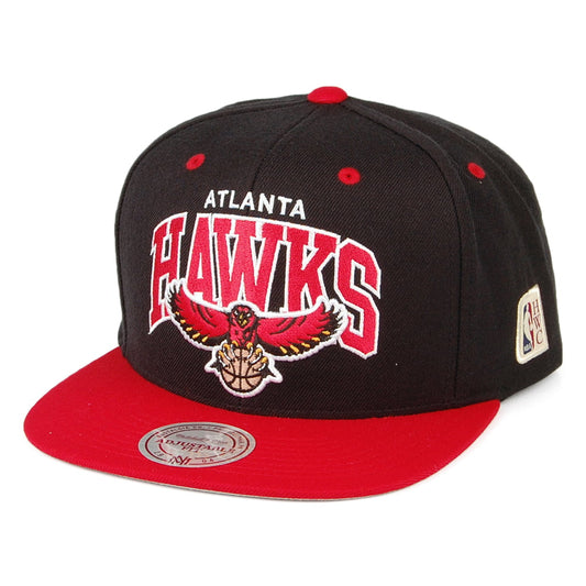 Gorra Snapback NBA Arch 2 Tone Atlanta Hawks de Mitchell & Ness - Negro-Rojo