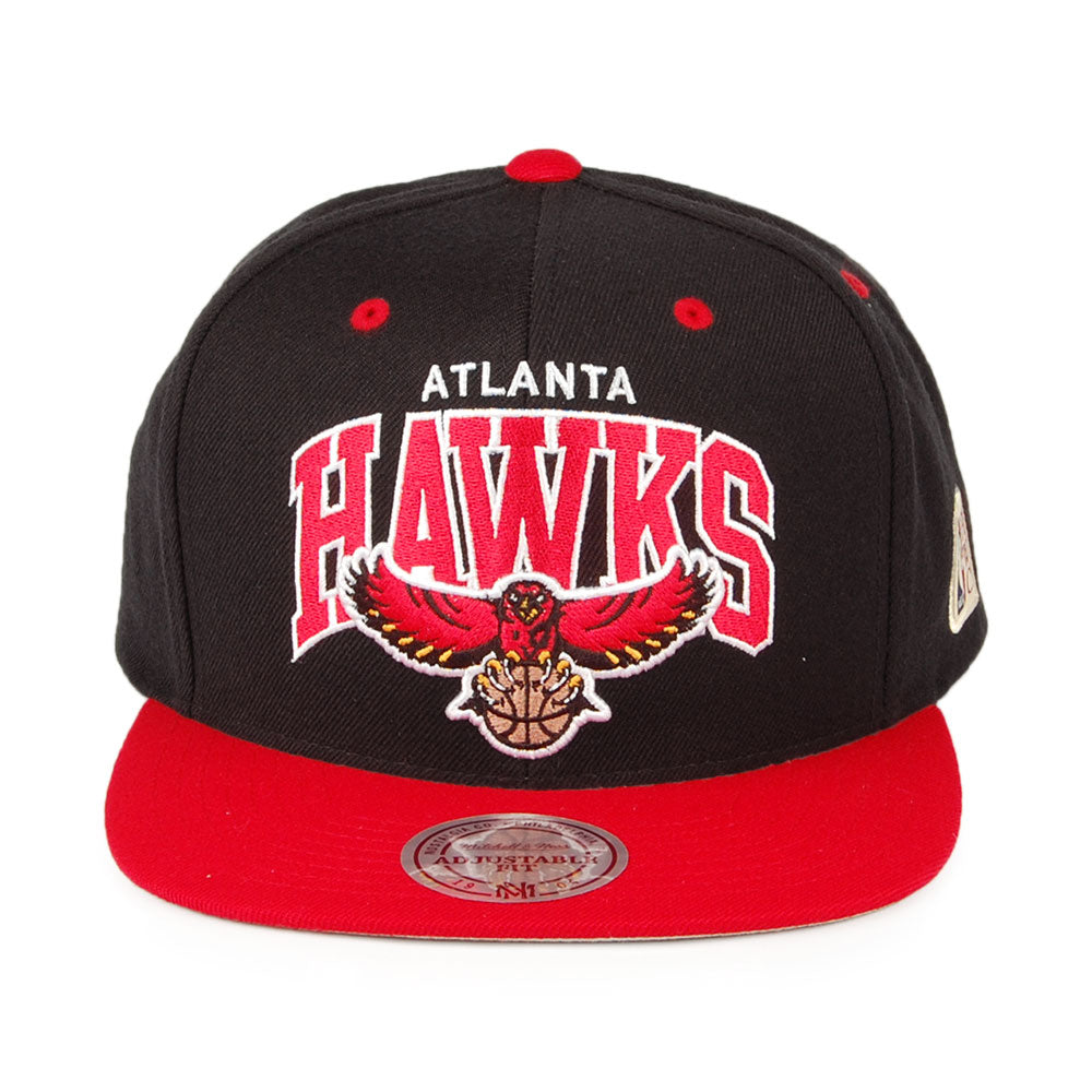 Gorra Snapback NBA Arch 2 Tone Atlanta Hawks de Mitchell & Ness - Negro-Rojo