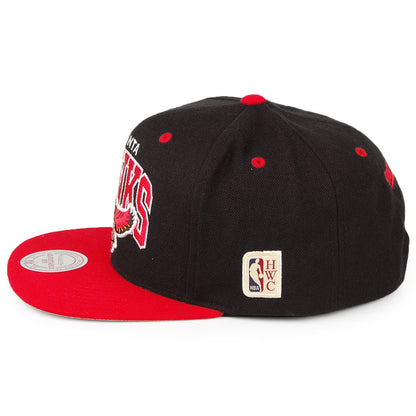 Gorra Snapback NBA Arch 2 Tone Atlanta Hawks de Mitchell & Ness - Negro-Rojo