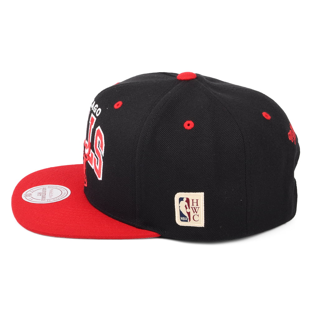 Gorra Snapback NBA HWC Team Arch Chicago Bulls de Mitchell & Ness - Negro-Rojo