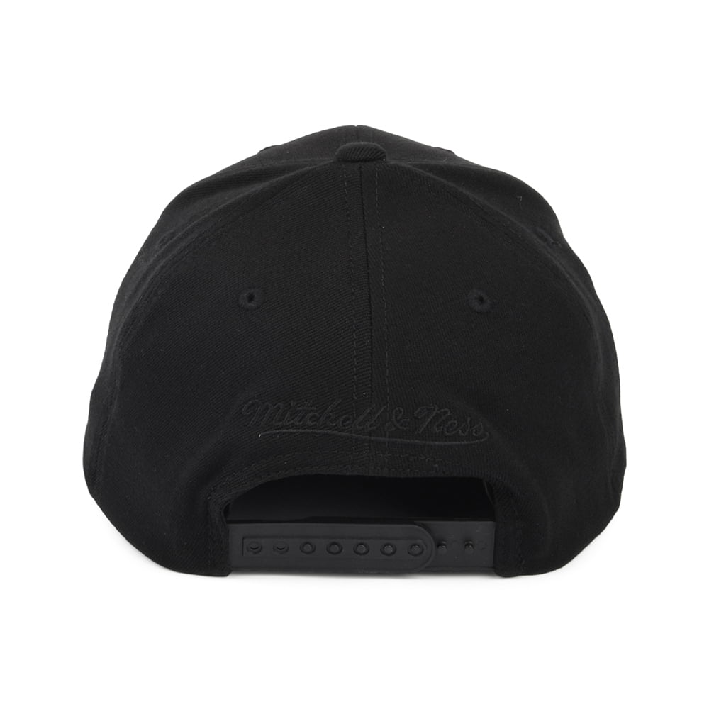Gorra Snapback NBA Black Out Arch Redline Milwaukee Bucks de Mitchell & Ness - Negro