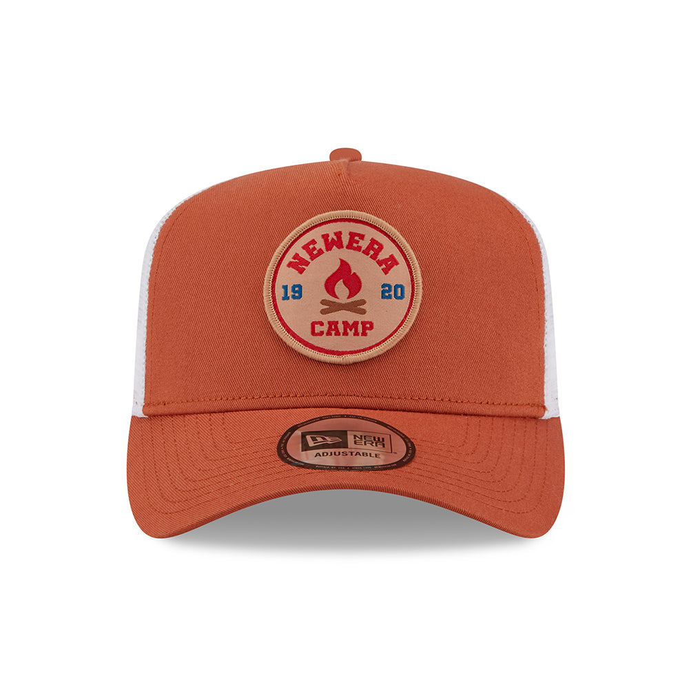 Gorra Trucker NE Camp Patch A-Frame de New Era - Ocre