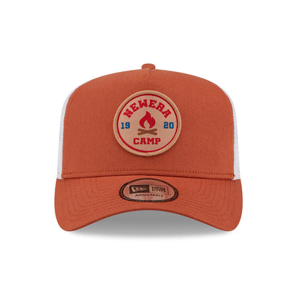 Gorra Trucker NE Camp Patch A-Frame de New Era - Ocre