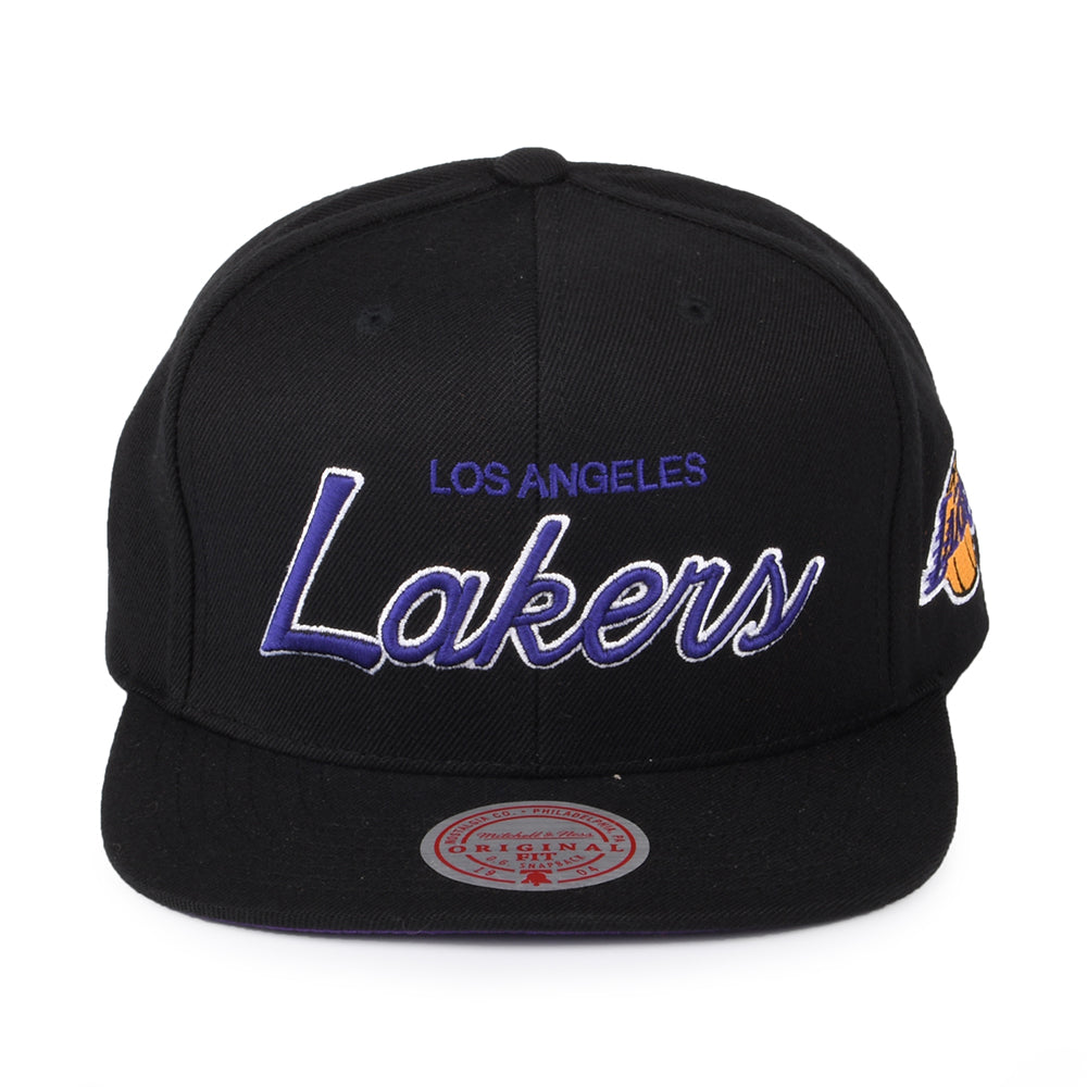 Gorra Snapback NBA Foundation Script L.A. Lakers de Mitchell & Ness - Negro