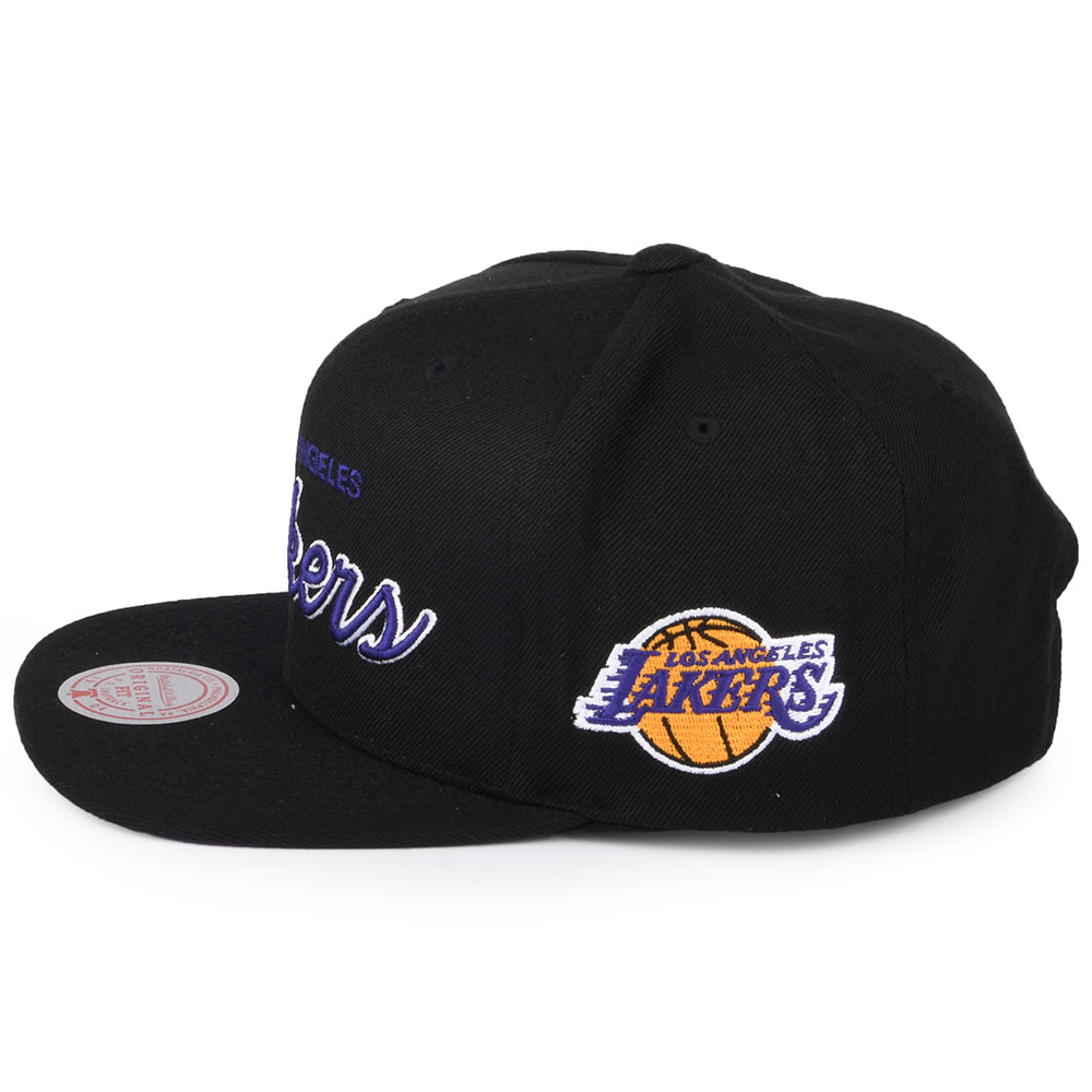 Gorra Snapback NBA Foundation Script L.A. Lakers de Mitchell & Ness - Negro