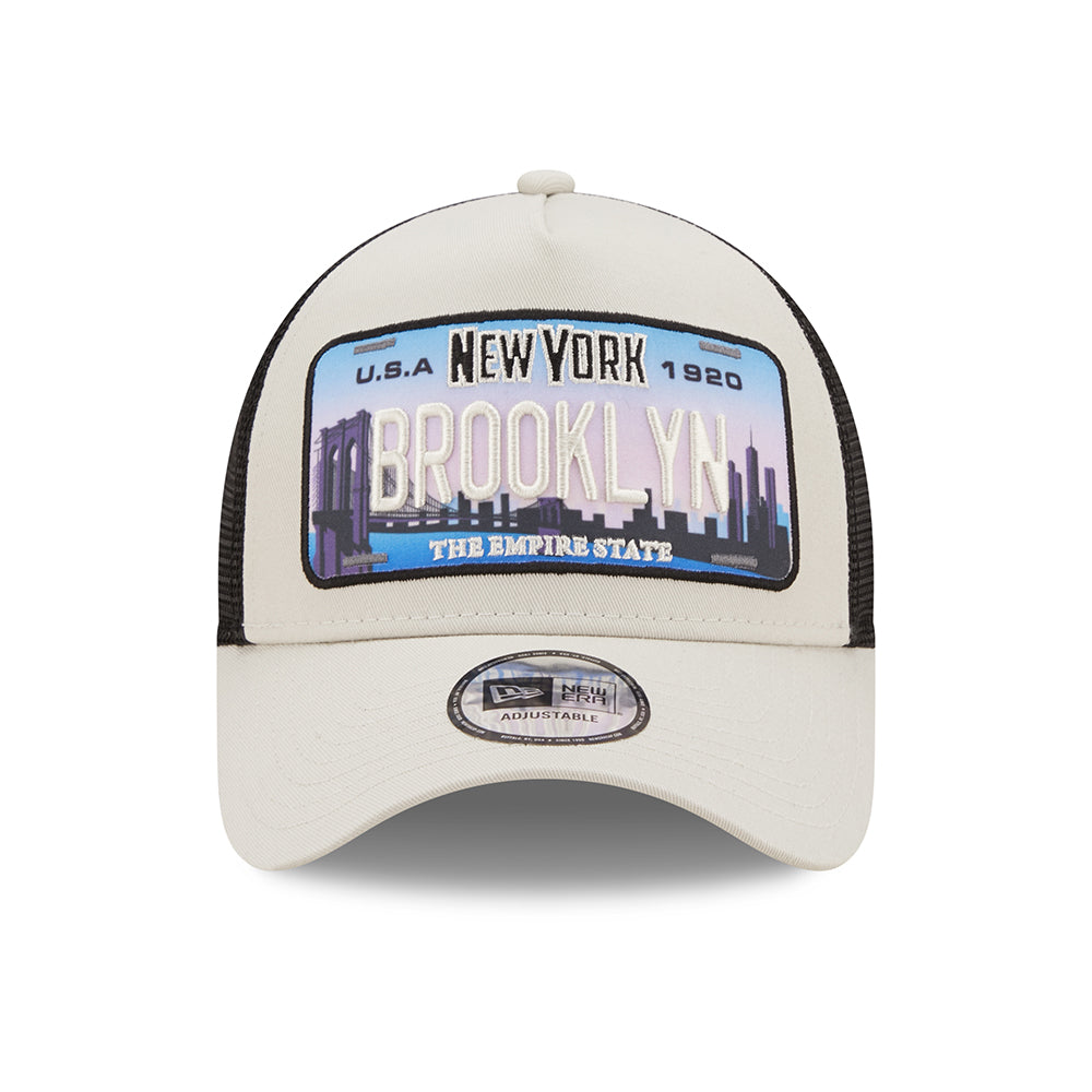 Gorra Trucker 9FORTY A-Frame License Plate Brooklyn de New Era - Piedra-Negro