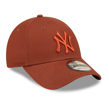 Gorra de béisbol 9FORTY MLB League Essential New York Yankees de New Era - Marrón-Rojo Ladrillo