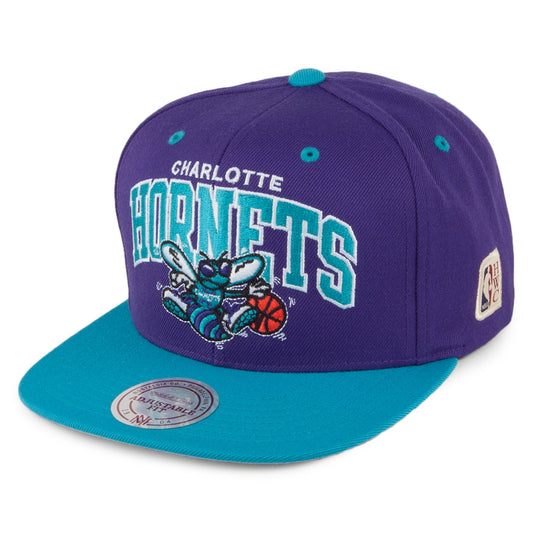 Gorra Snapback NBA Arch 2 Tone Charlotte Hornets de Mitchell & Ness - Morado-Verde Azulado