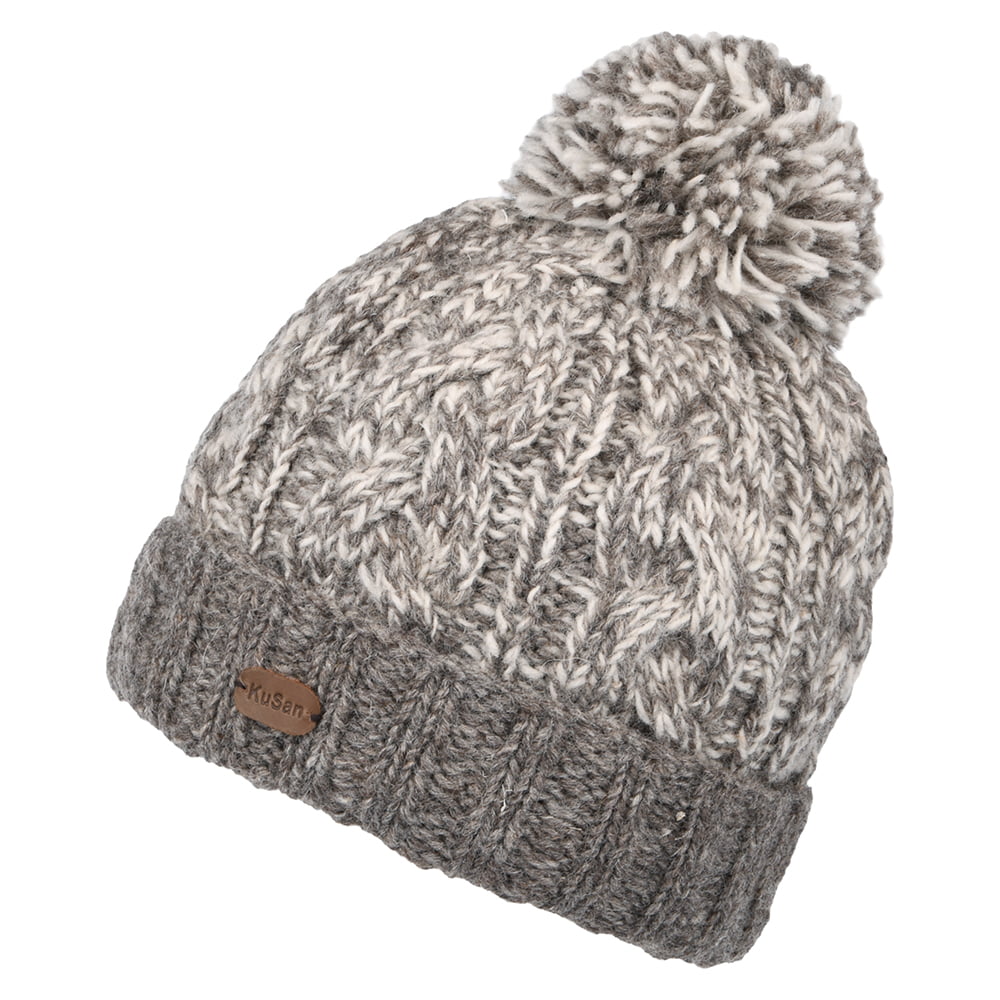 Gorro con pompón SP de punto cable de Kusan - Avena