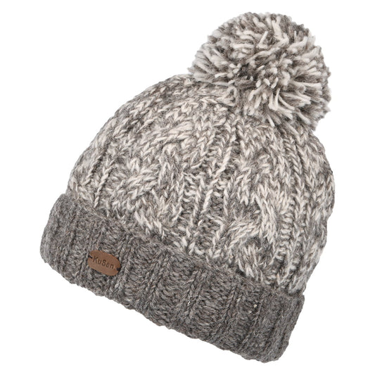 Gorro con pompón SP de punto cable de Kusan - Avena