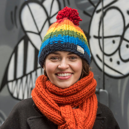 Gorro con pompón Arcoiris de Hilo punto de musgo de Kusan - Multicolor