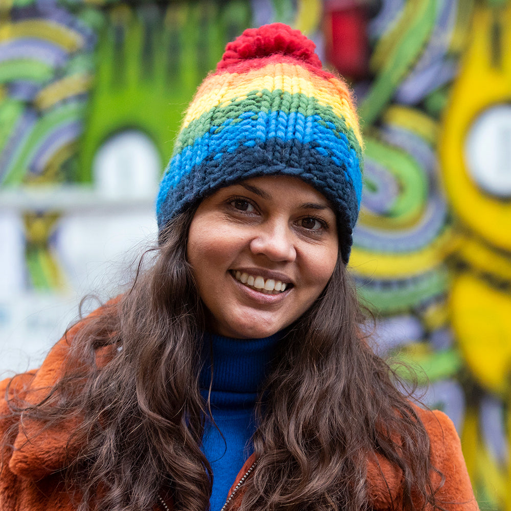 Gorro con pompón Arcoiris de Hilo punto de musgo de Kusan - Multicolor