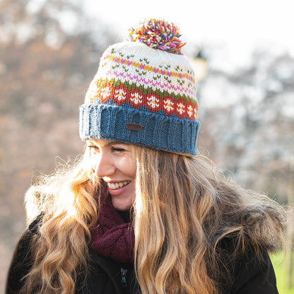 Gorro con pompón Mosaic Patrón temático de Kusan - Crema-Azul