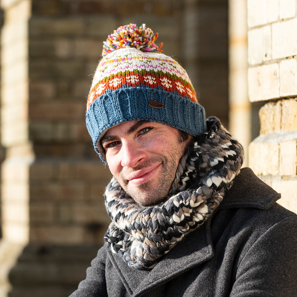 Gorro con pompón Mosaic Patrón temático de Kusan - Crema-Azul